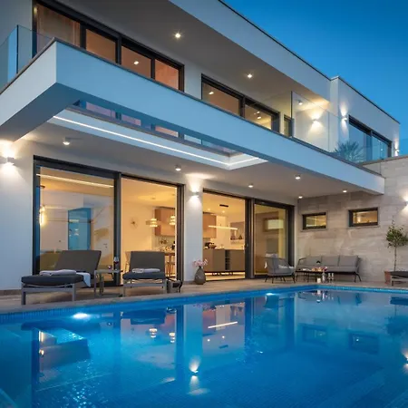 Maxime With Heated Pool טרוגיר