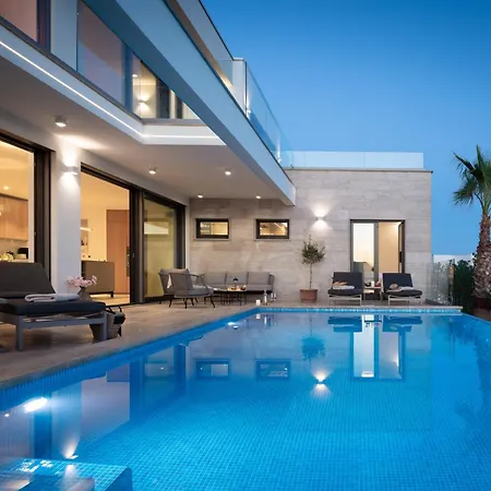Maxime With Heated Pool Villa