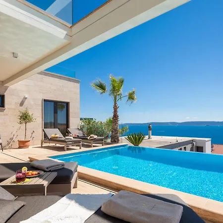 Βίλα Maxime With Heated Pool