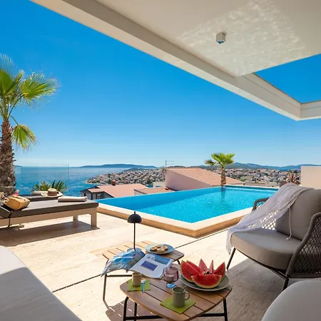 Βίλα Maxime With Heated Pool *
