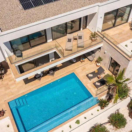 Maxime With Heated Pool Villa *