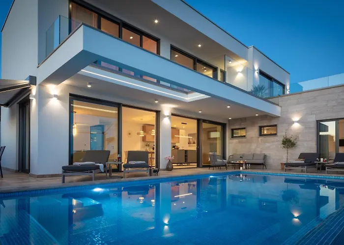 Maxime With Heated Pool 트로기르