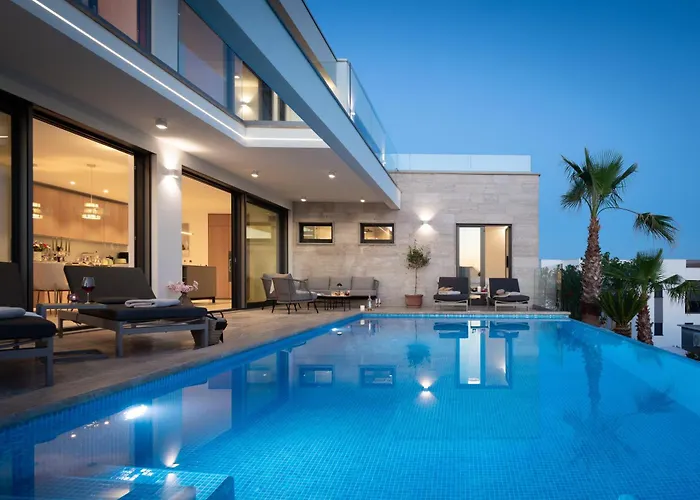 Maxime With Heated Pool 빌라