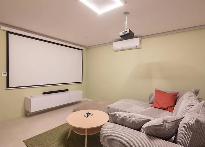 Maxime With Heated Pool 빌라