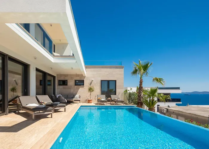 Maxime With Heated Pool 빌라