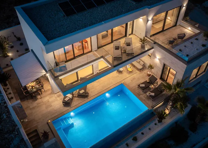 Maxime With Heated Pool 빌라